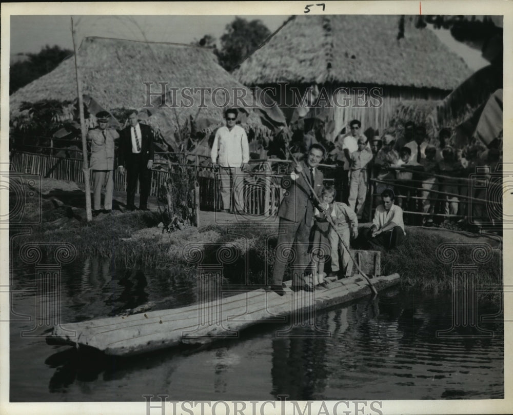 1966 Press Photo Fernando Belaunde shows children how he used a homemade raft