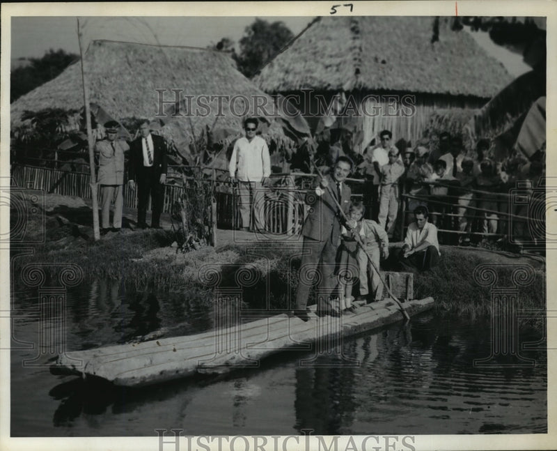 Load image into Gallery viewer, 1966 Press Photo Fernando Belaunde shows children how he used a homemade raft

