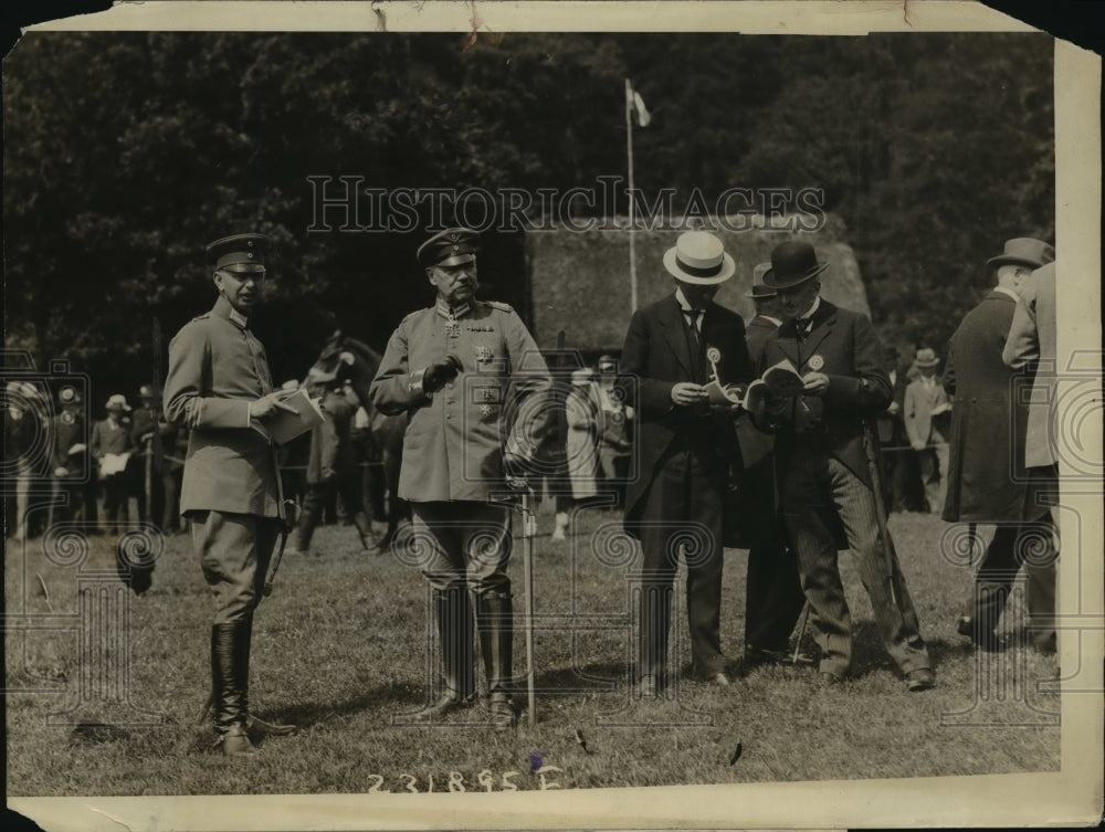1920 Press Photo Field Marshal von Hindenburg with son at a horse show- Historic Images