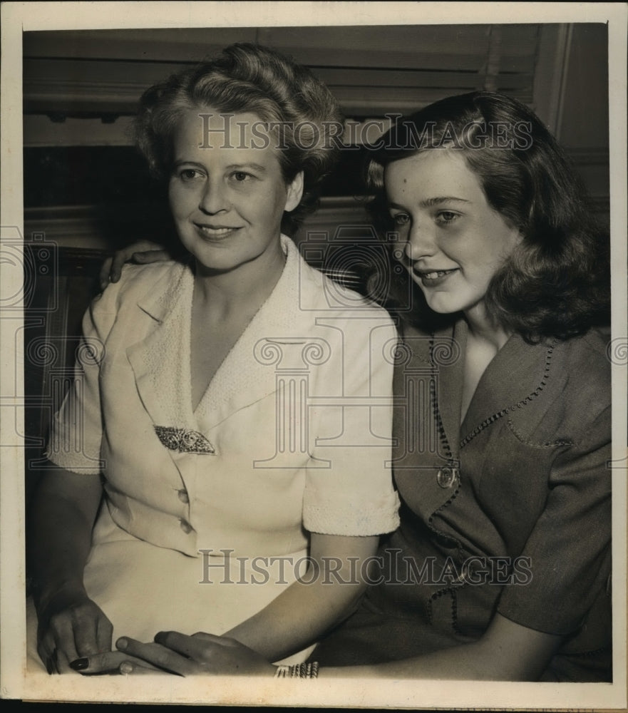 1944 Press Photo Mrs. Robert Hannegan, daughter Patricia come from St. Louis