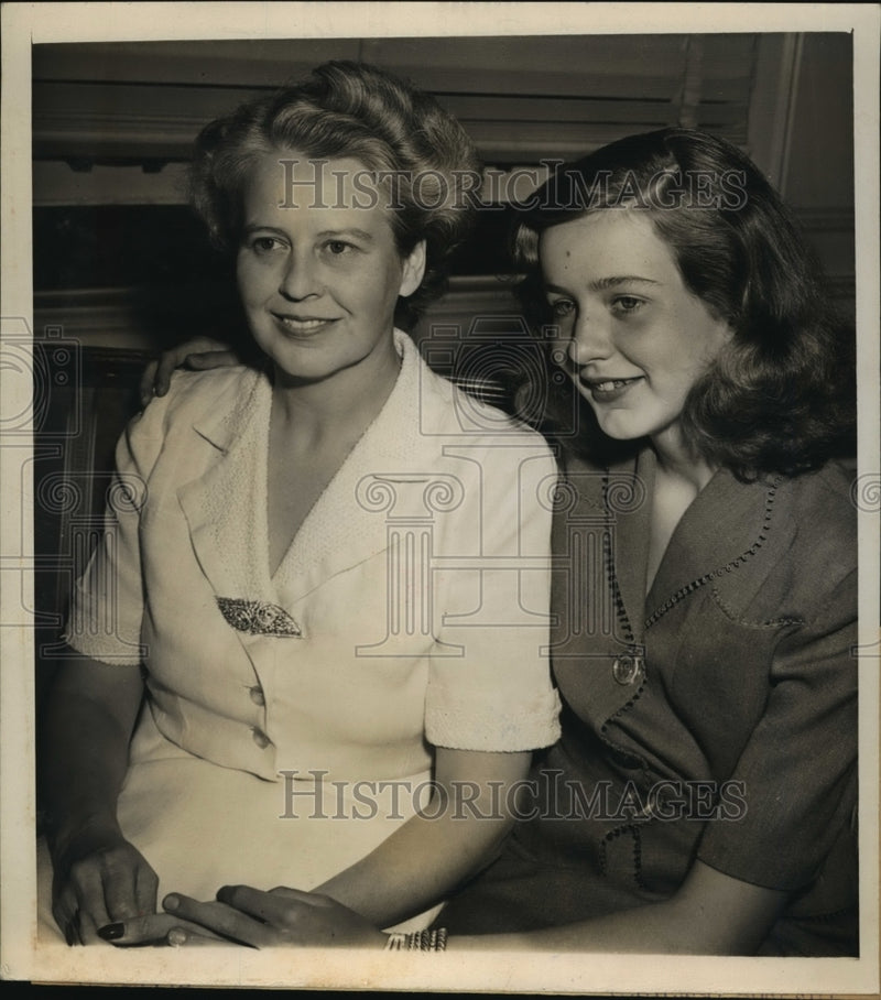 Load image into Gallery viewer, 1944 Press Photo Mrs. Robert Hannegan, daughter Patricia come from St. Louis
