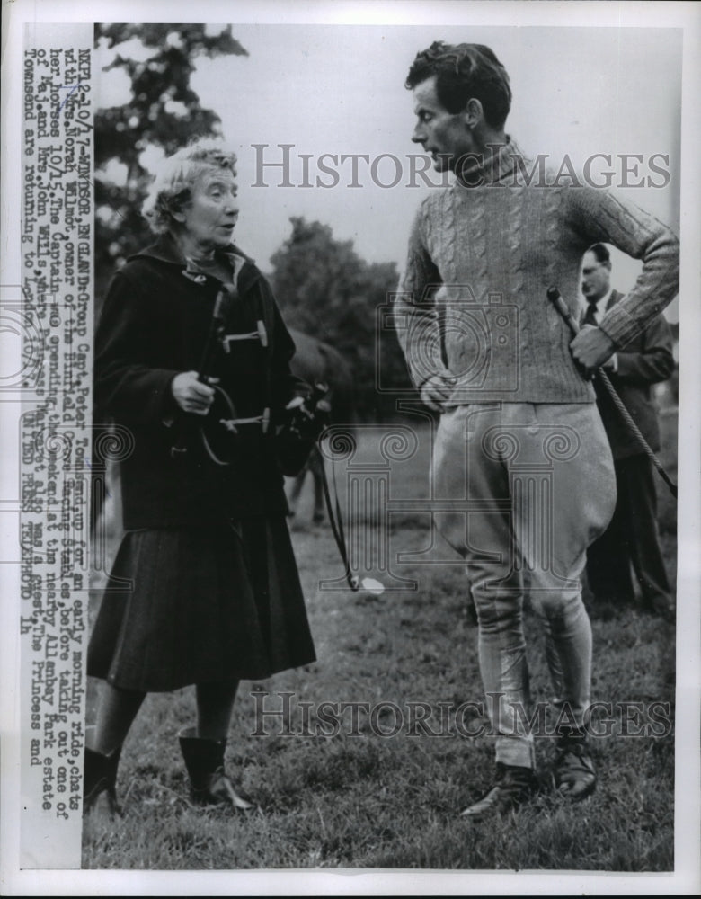 1955 Press Photo Peter Townsend chats with Mrs. Norah Wilmot - nef51366- Historic Images