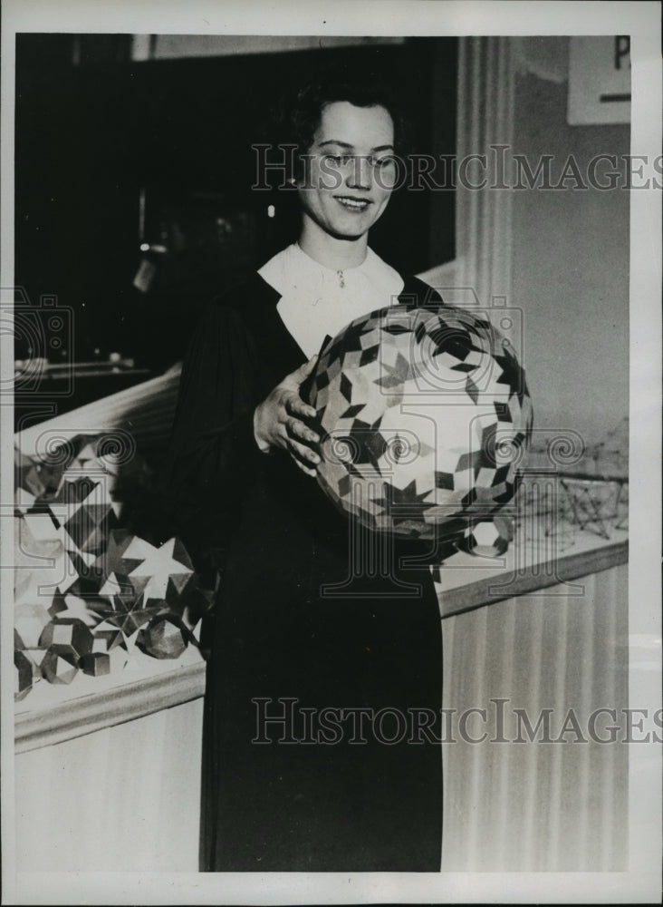 1934 Press Photo Ms.Elizabeth Parsons holds a hyper cube projection Model
