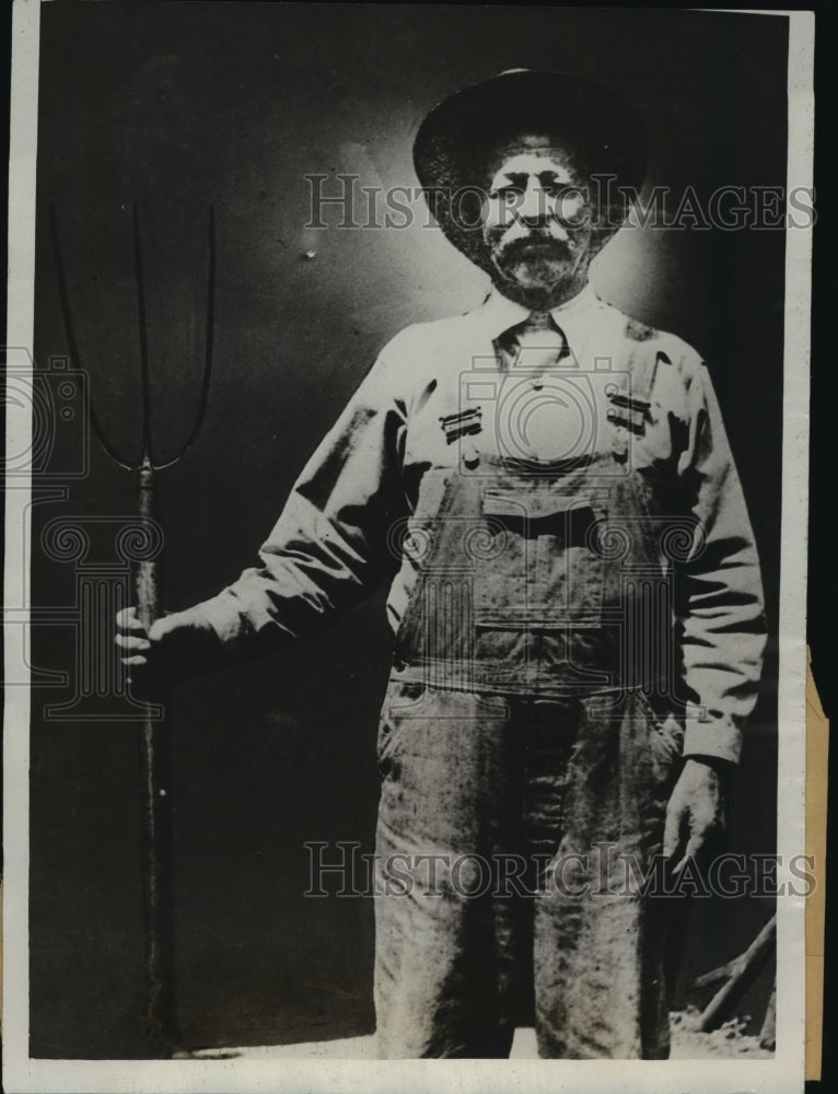 Load image into Gallery viewer, 1932 Press Photo Farmer A J Livingstone Told He Was Too Damn Dumb to Understand
