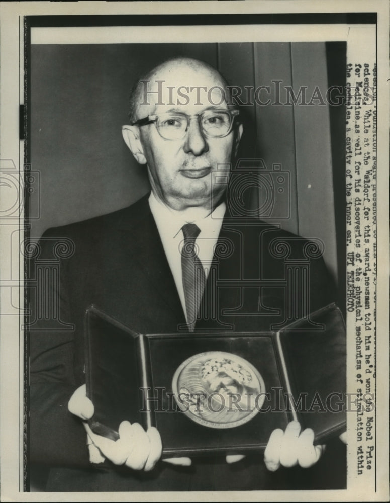 Load image into Gallery viewer, 1961 Press Photo Georg Von Bekesy wins Nobel Peace Prize for medicine
