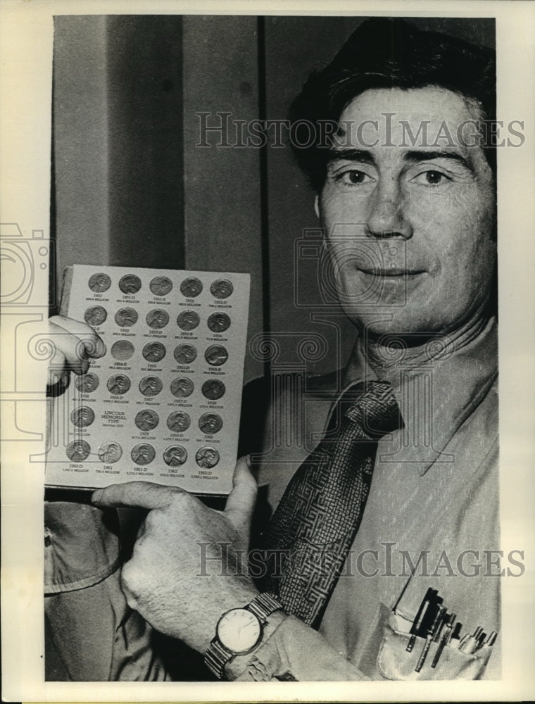 1972 Press Photo Kenneth Mason points to empty slot of valued coin - nef51523