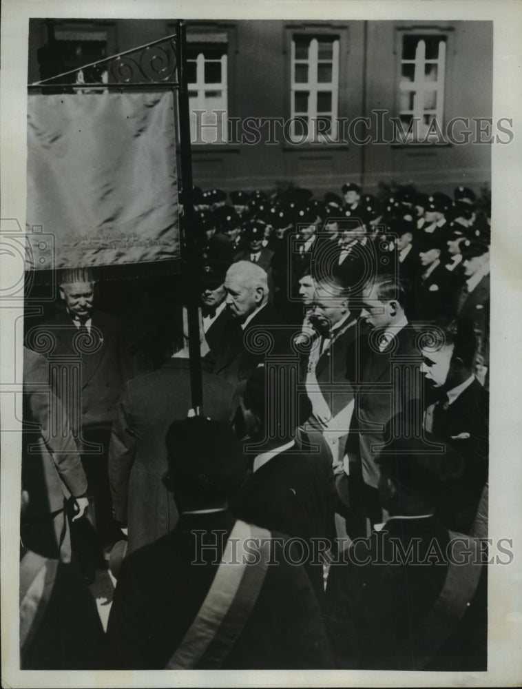 1934 Press Photo Von Hindenburg congratulates Berlin saddlemakers - nef51536