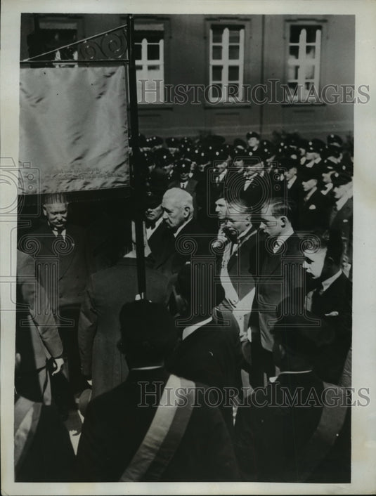 1934 Press Photo Von Hindenburg congratulates Berlin saddlemakers - nef51536