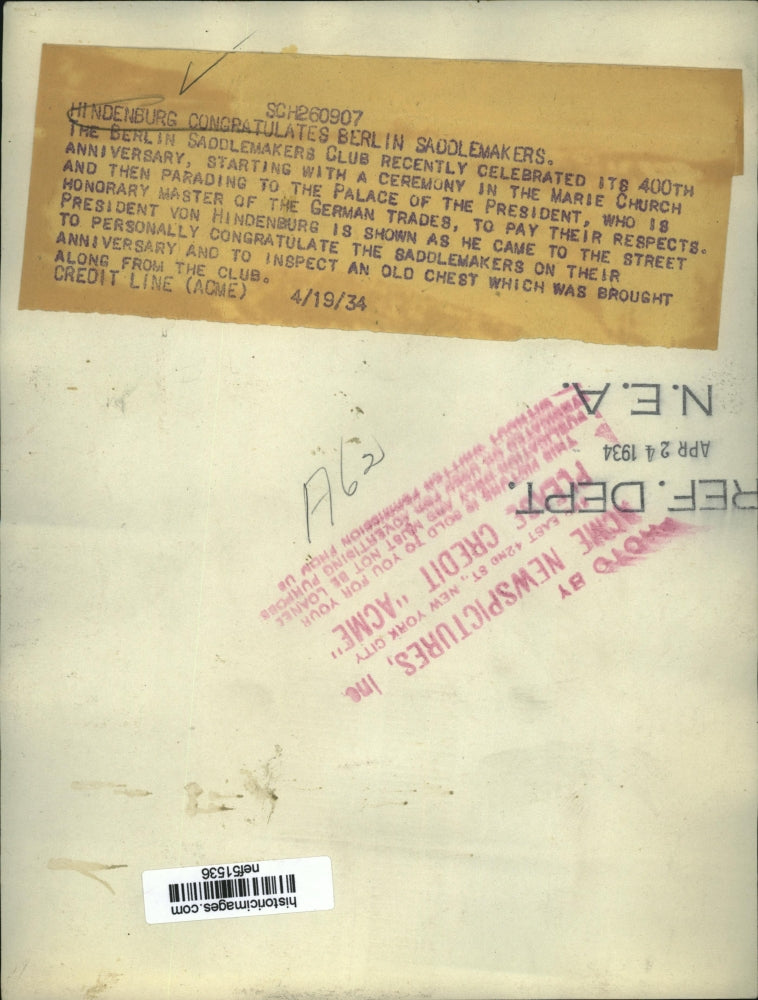 Load image into Gallery viewer, 1934 Press Photo Von Hindenburg congratulates Berlin saddlemakers - nef51536
