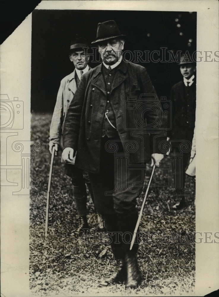 1927 Press Photo President Von Hindenburg on a holiday at his country estate