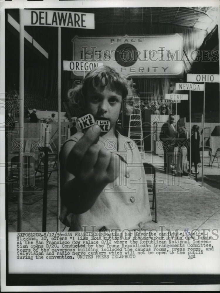 1956 Press Photo Janice Higgins offers "I Like Ike" button to photographer
