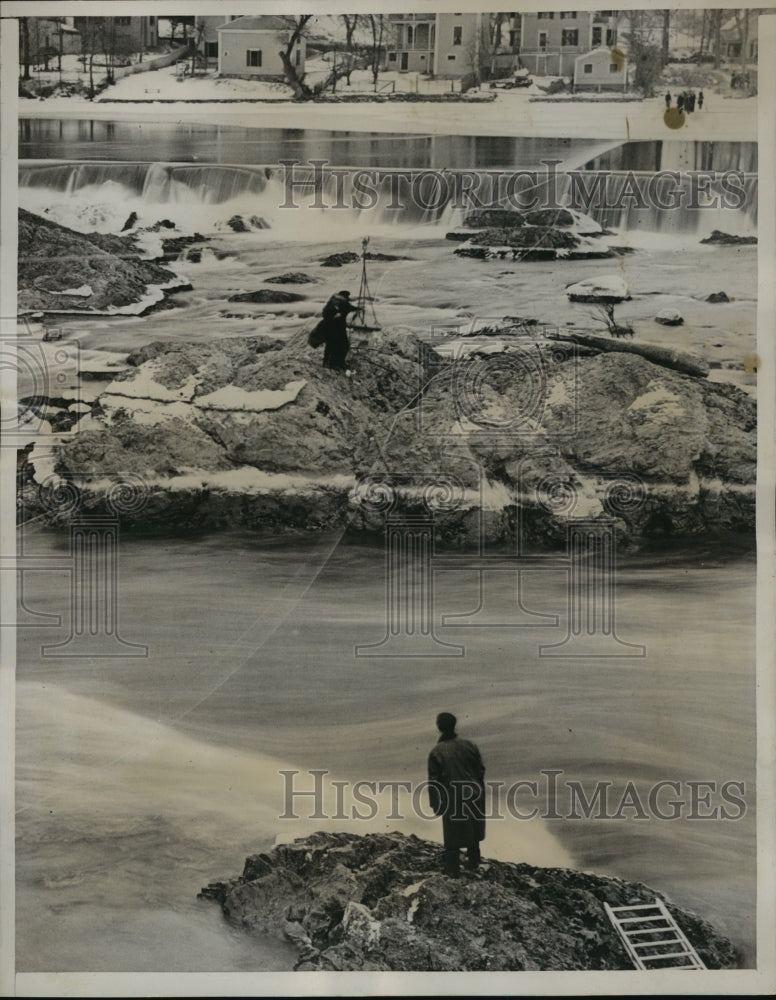 1938 Press Photo Edward Giblin being placed in a breeches buoy- Historic Images