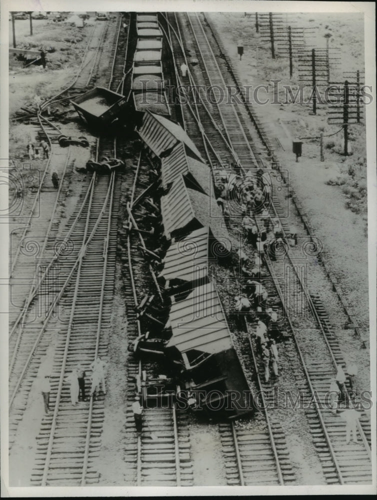 Load image into Gallery viewer, 1947 Press Photo New York Central mainline blocked at Palymra by seven coal cans
