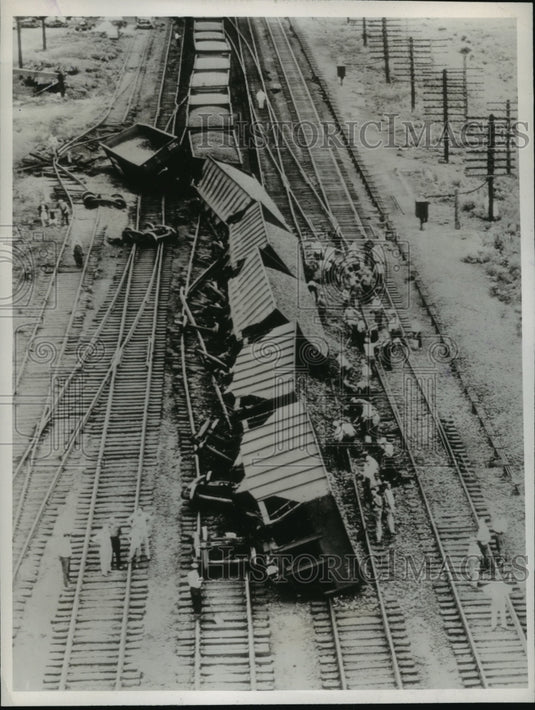 1947 Press Photo New York Central mainline blocked at Palymra by seven coal cans