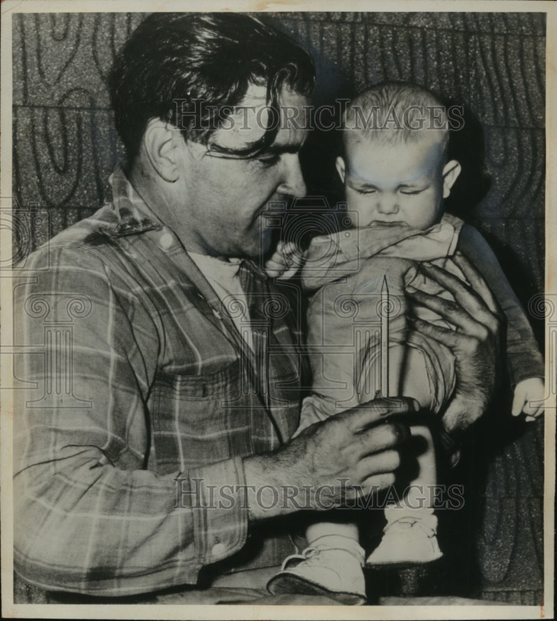 Load image into Gallery viewer, 1947 Press Photo Baby Frederick Banney after Pencil Dislodged from Throat
