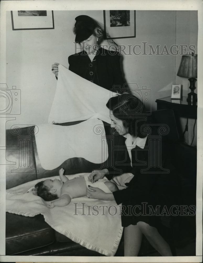 1942 Press Photo Laura Parmenter Shows Hourglass Diaper Designs - nef51671