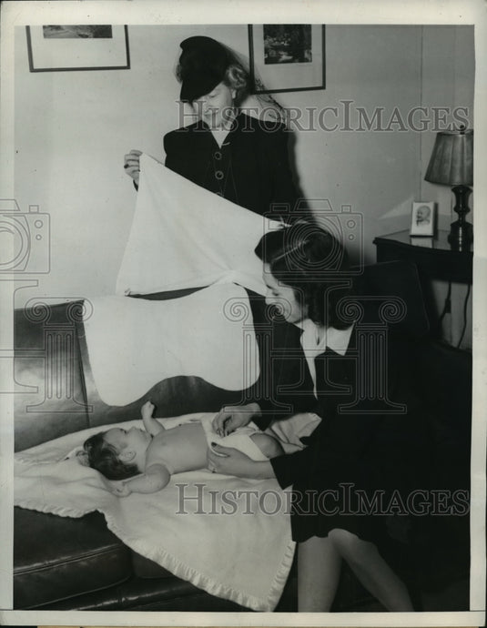 1942 Press Photo Laura Parmenter Shows Hourglass Diaper Designs - nef51671