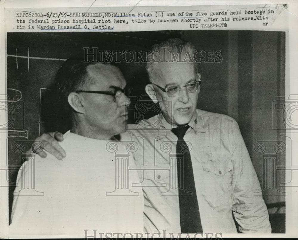 1959 Press Photo William Fitch Held Hostage Springfield Prison Talks to Press