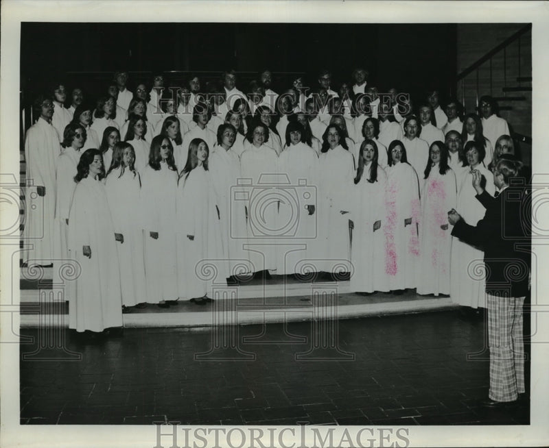 Load image into Gallery viewer, 1975 Press Photo Valparaiso Indiana School Choir - nef51730
