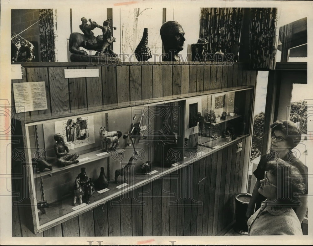 1964 Press Photo Brecksville Art Exhibit of Works by Students on View