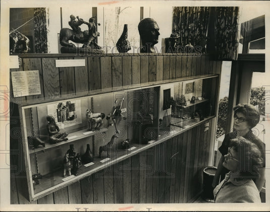 1964 Press Photo Brecksville Art Exhibit of Works by Students on View