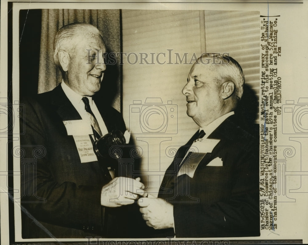 1961 Press Photo Arthur H Motley Hands Gavel Over to Richard Wagner - nef51734
