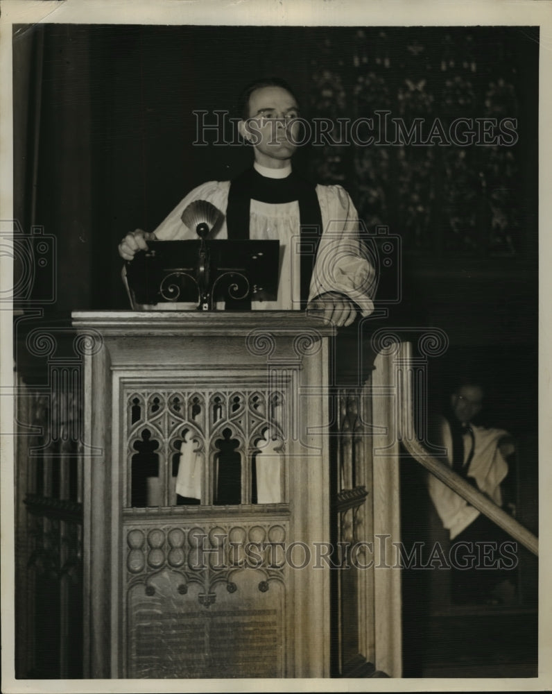 1949 Press Photo Rev Richard Millard Preaches From Pulpit of St. Michaels Church