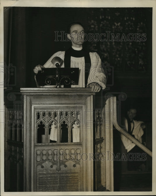 1949 Press Photo Rev Richard Millard Preaches From Pulpit of St. Michaels Church