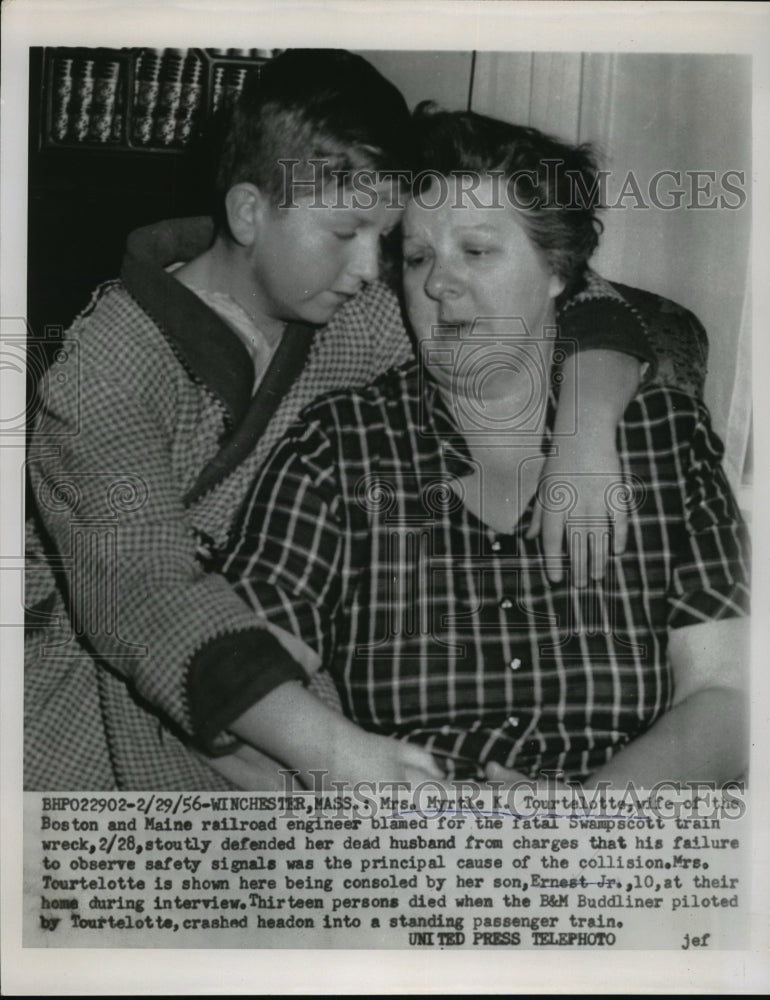 1955 Press Photo Mrs Myrtle L Tourtelotte Being Consoled by Son Ernest