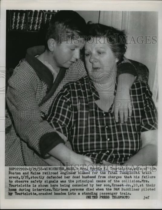 1955 Press Photo Mrs Myrtle L Tourtelotte Being Consoled by Son Ernest