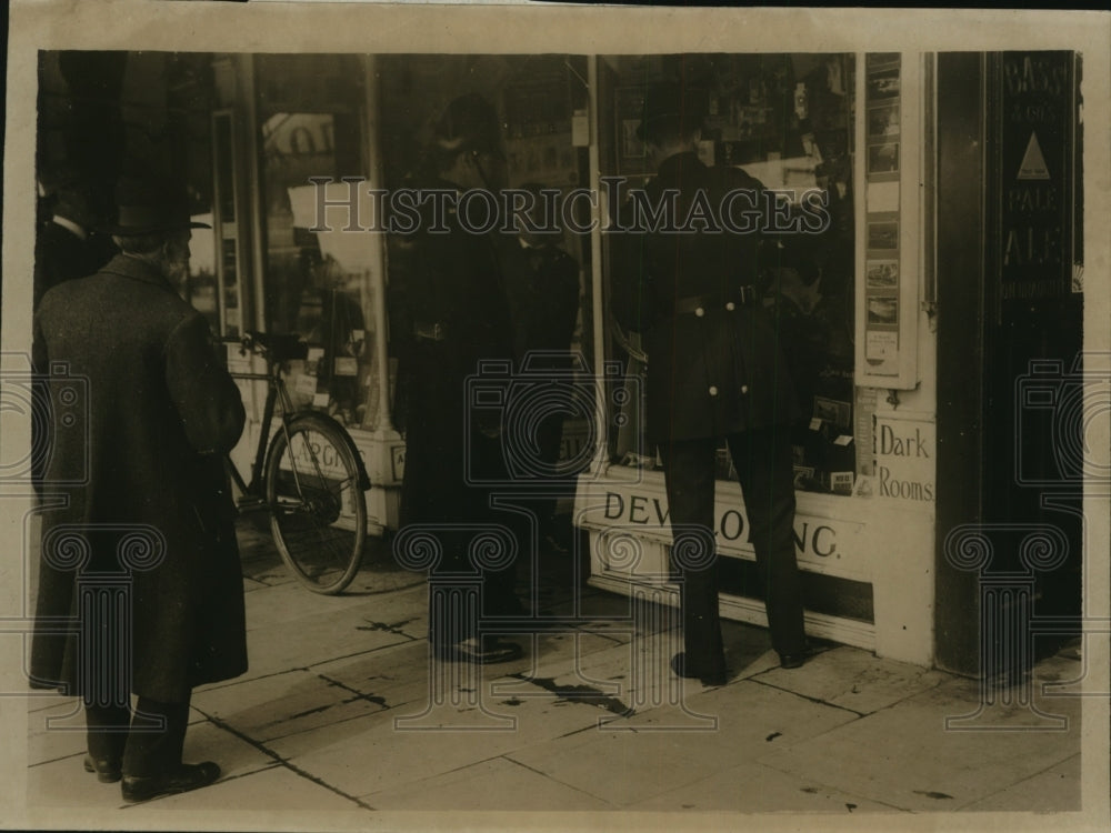 1921 Press Photo Police inspect outbreak of Window Slashin in Great Britain