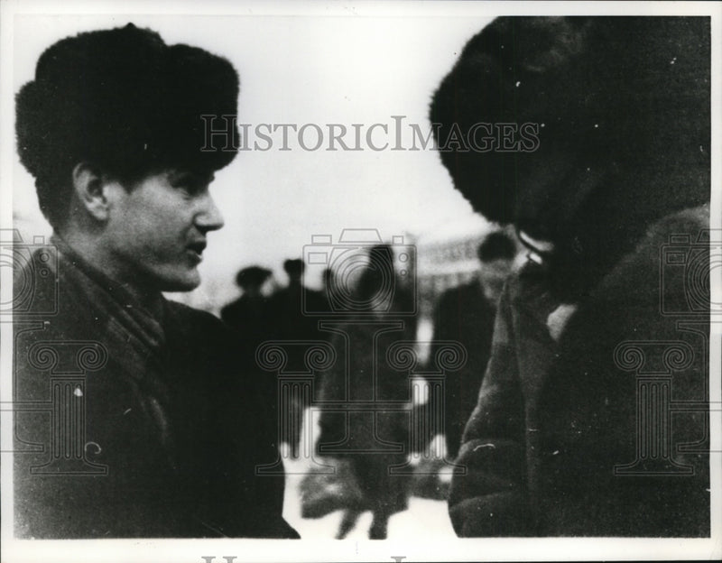 Load image into Gallery viewer, 1967 Press Photo Buel Ray Wortham released on bail after 105 day in Soviet Jail
