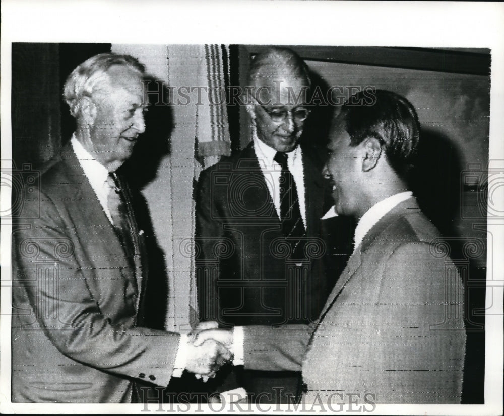 1970 Press Photo Nguyen Van Thieu South Vietnam President greeted Davis K.Bruce