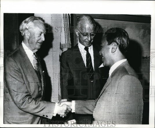 1970 Press Photo Nguyen Van Thieu South Vietnam President greeted Davis K.Bruce