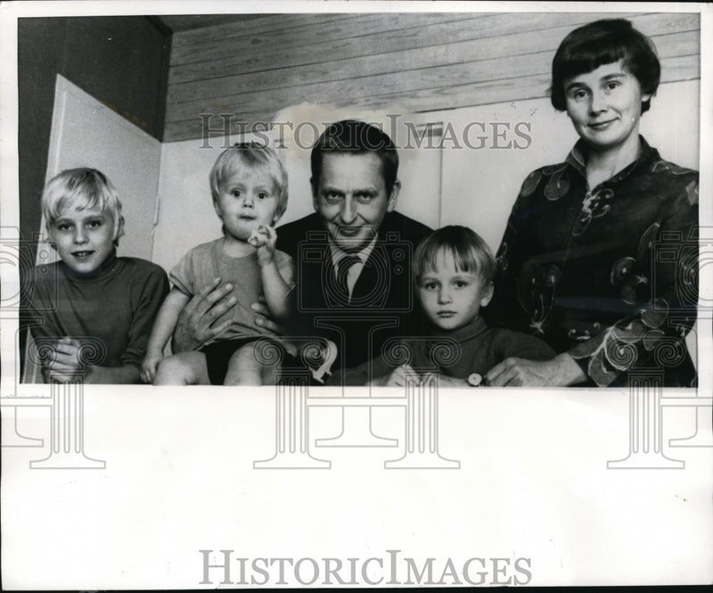 Load image into Gallery viewer, 1969 Press Photo Olof Palme Swedish Premier succeed Tage Erlandor - nef51895
