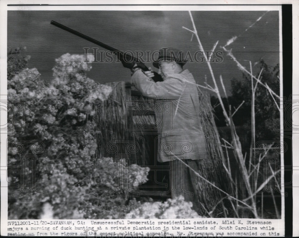 1956 Press Photo Adlai Stevenson enjoys duck hunting at South Carolina