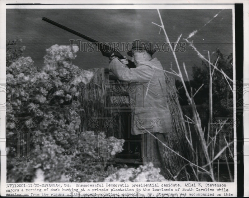 Load image into Gallery viewer, 1956 Press Photo Adlai Stevenson enjoys duck hunting at South Carolina
