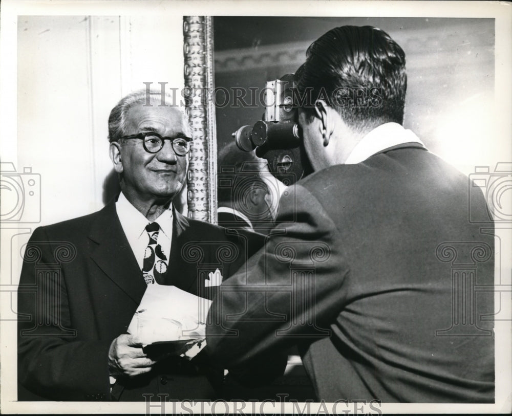 1950 Press Photo Justice Ferdinano Pecora Pose for Newsreel Cameraman at His Apt