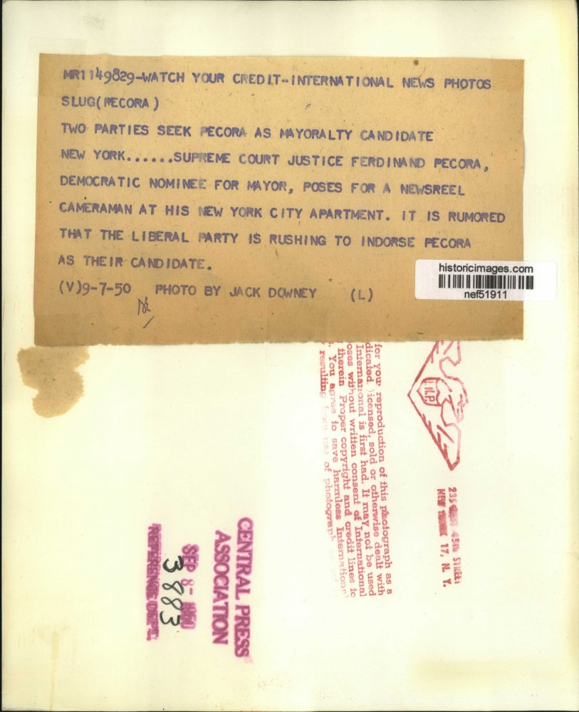 1950 Press Photo Justice Ferdinano Pecora Pose for Newsreel Cameraman at His Apt