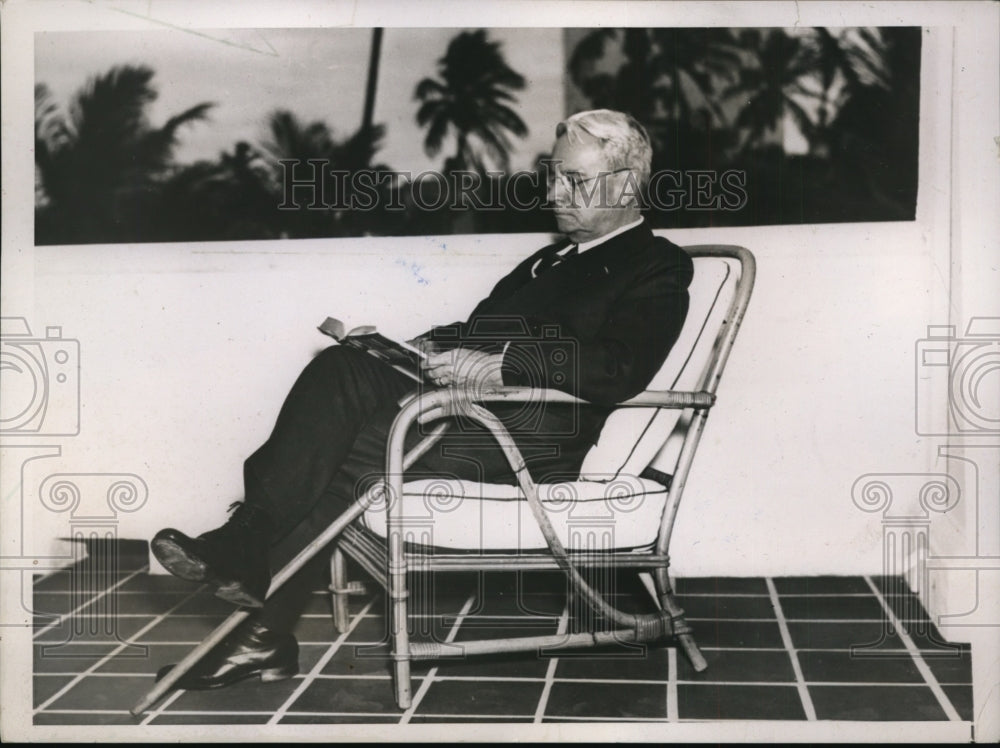 1937 Press Photo Sen Hiram Johnson Spending Two Weeks Vacation in Miami Beach FL