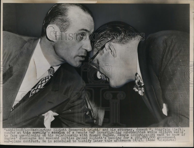 Load image into Gallery viewer, 1947 Press Photo Elliott Roosevelt &amp; Attorney Joseph Sharfsin Confer at Session
