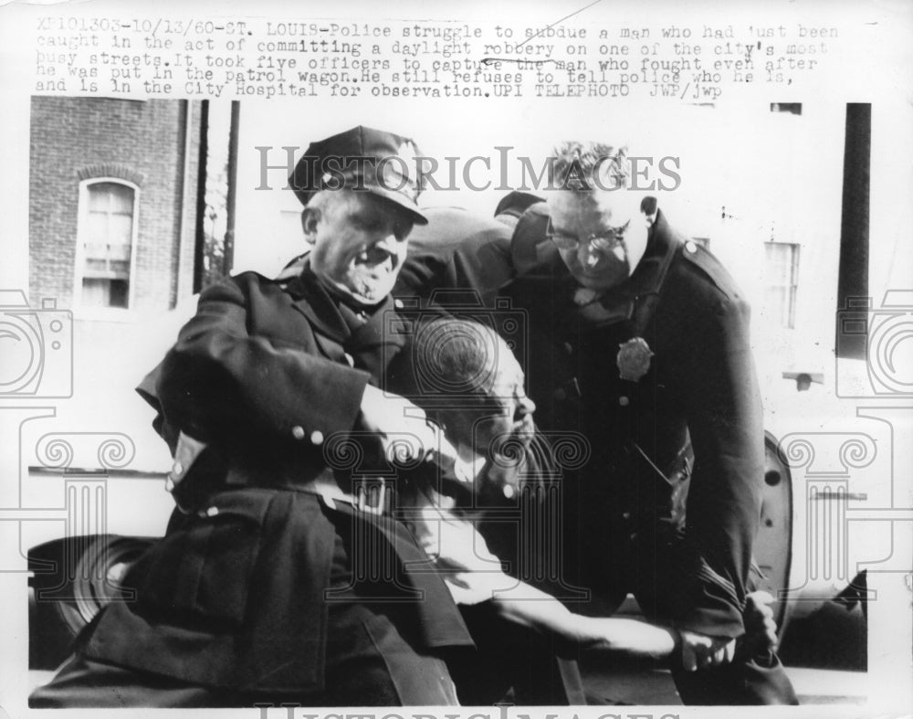 1960 Press Photo Police Struggle to Subdue Daylight Robber on Very Busy Street