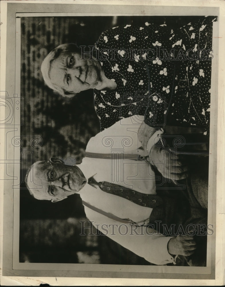 1933 Press Photo Retired 77-Year-Old Banker & Broker Photographed with Wife