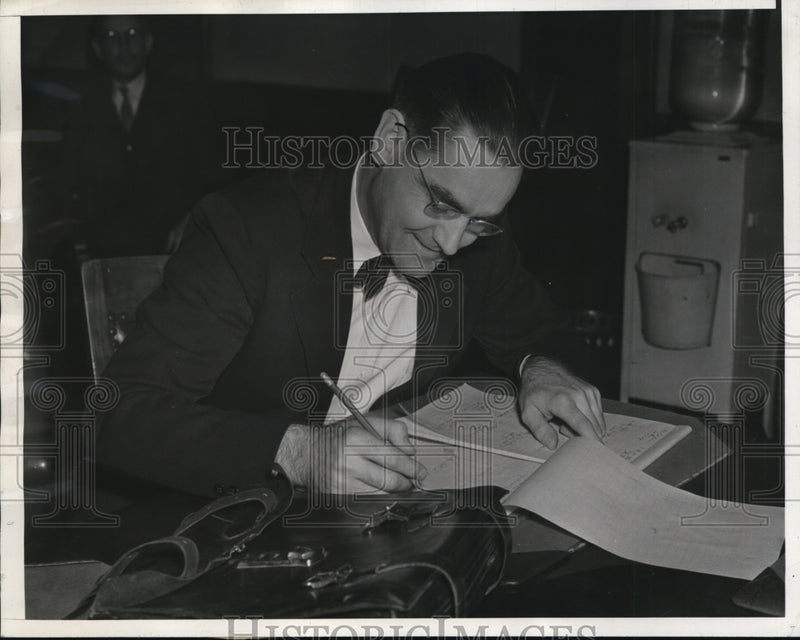 Load image into Gallery viewer, 1940 Press Photo Veteran's Trial in Mass Death Case Opens - nef52006
