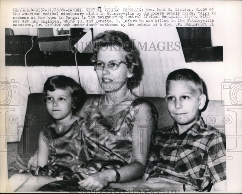 Load image into Gallery viewer, 1964 Press Photo Mrs Paul Carlson Wife of Murder Missionary w/ Children, Bangui
