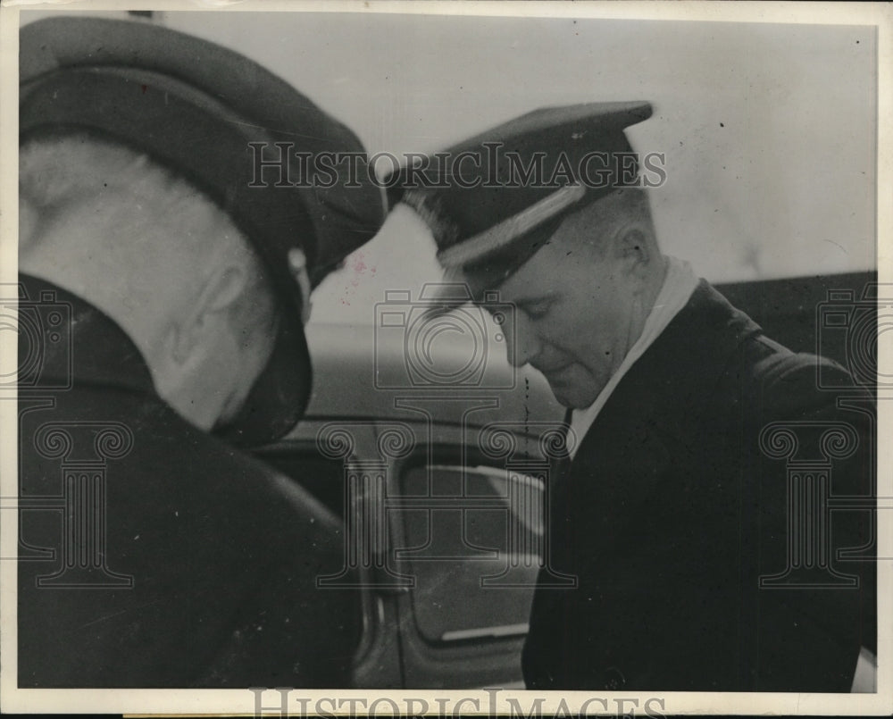 1943 Press Photo Ensign Richard James in Klamath Falls, Oregon - nef52160