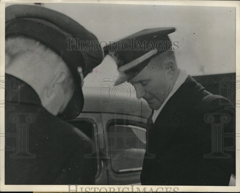 Load image into Gallery viewer, 1943 Press Photo Ensign Richard James in Klamath Falls, Oregon - nef52160
