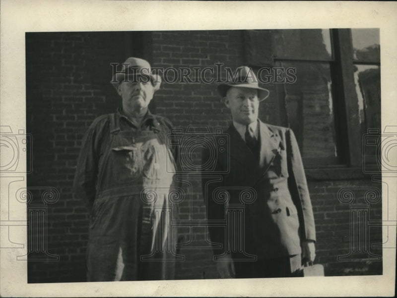 Load image into Gallery viewer, 1938 Press Photo Kidnapping Suspect Wesley Hasley, Attorney Charles D. Fogle
