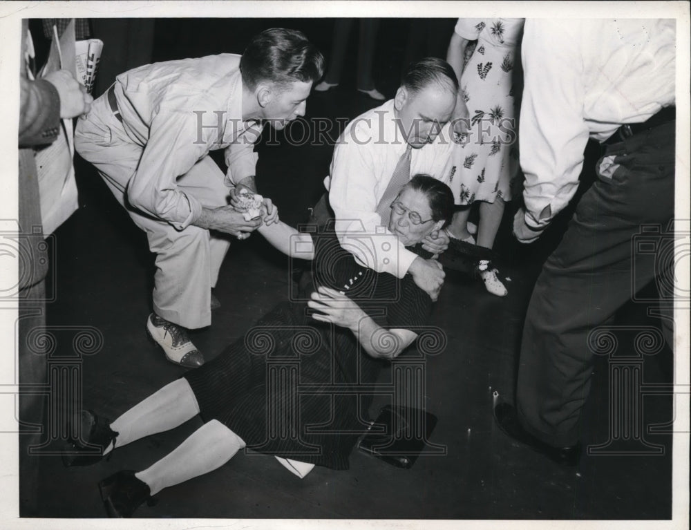 1943 Press Photo Martha Jaracz, Fainted During Chicago Court Fight w Son Adam