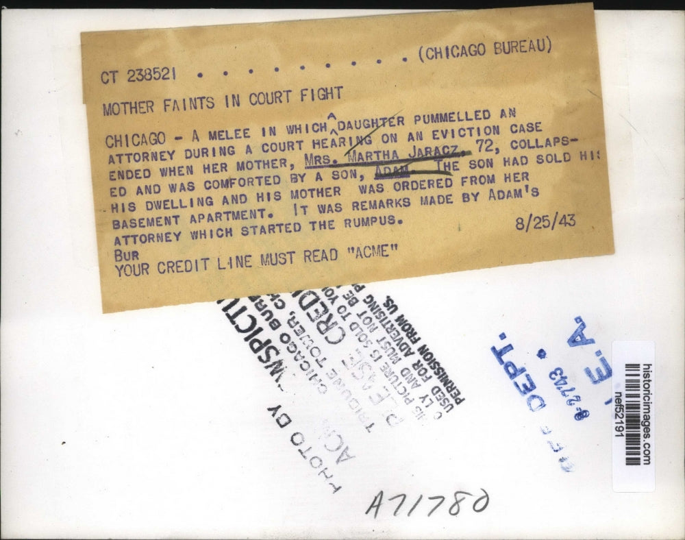 1943 Press Photo Martha Jaracz, Fainted During Chicago Court Fight w Son Adam